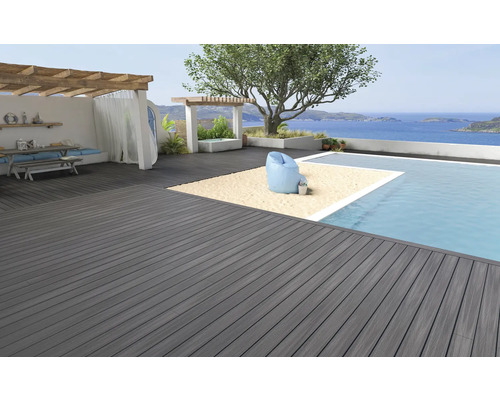 Terrasse avec plancher en bois, piscine et vue sur la mer