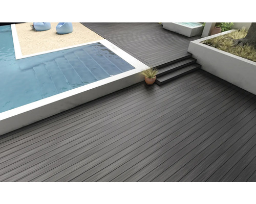Terrasse avec piscine, zone de sable et lames de terrasse en composite bois-plastique