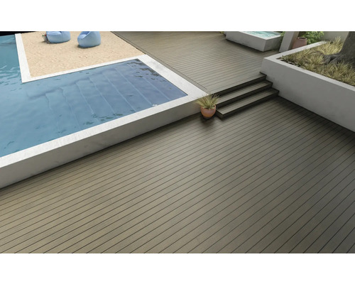 Terrasse mit Pool und Terrassendielen