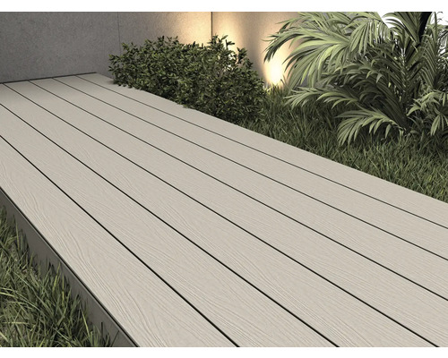 Terrasse mit Holzverbundstoffdielen im Aussenbereich