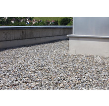 Toit de gravier avec gravier et technique du bâtiment