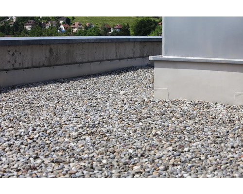 Toit de gravier avec gravier et technique du bâtiment