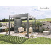 Moderne Terrassenüberdachung mit Sitzbereich und Seitenverglasung im Garten