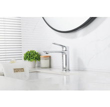 Modernes Badezimmer mit Waschtischarmatur und dekorativen Elementen