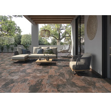 Terrasse mit Sitzgruppe, Hängesessel und Bodenfliesen in Natursteinoptik