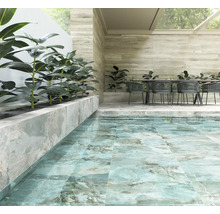 Terrasse mit Fliesen in Steinoptik, Esstisch und Pflanzen