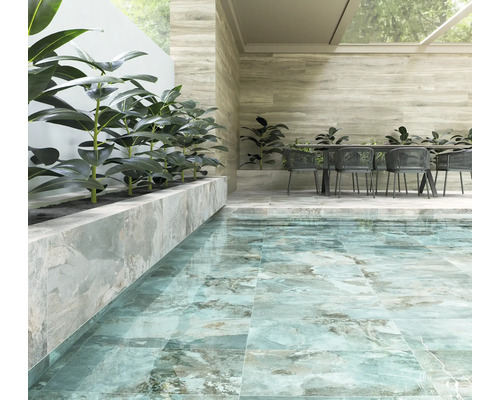 Terrasse mit Fliesen in Steinoptik, Esstisch und Pflanzen