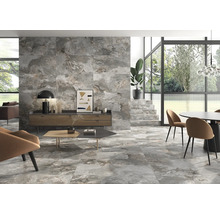 Heller Raum mit Wand- und Bodenfliesen in Marmoroptik, modern eingerichtet mit Esstisch und Sitzgelegenheit