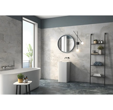 Helles Badezimmer mit freistehender Badewanne, Waschtisch, Spiegel und Regal