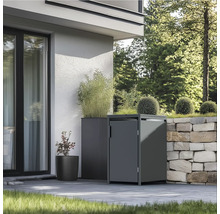 Cache-poubelle sur une terrasse avec des plantes