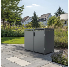 Poubelle grise à deux portes dans le jardin sur sol en pierre