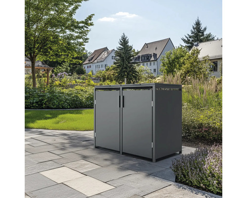 Poubelle grise à deux portes dans le jardin sur sol en pierre