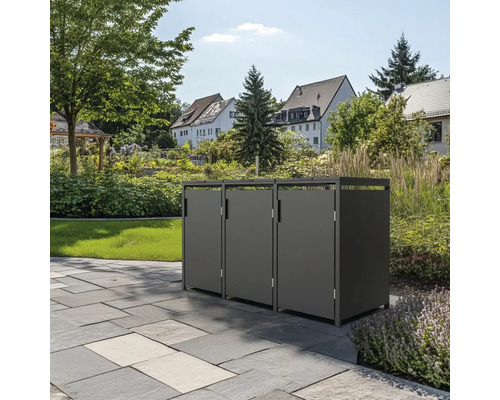 Drei graue Mülltonnenboxen im Garten.