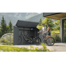 Fahrradbox mit Fahrrädern und zwei Personen im Aussenbereich