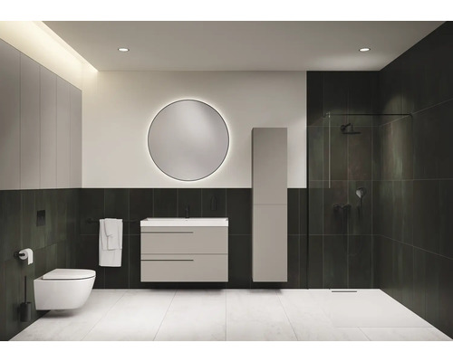 Salle de bain moderne avec toilettes, lavabo, miroir et douche