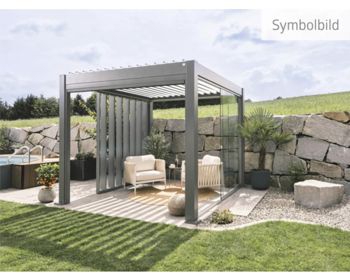 Terrassenüberdachung mit Gartenmöbeln auf einer Rasenfläche