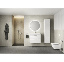 Salle de bain lumineuse avec douche, meuble-lavabo avec miroir, toilettes et peignoir