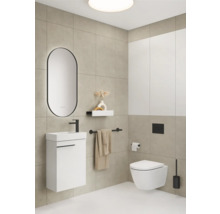 Salle de bain moderne avec meuble sous-lavabo, miroir, toilettes et porte-serviettes