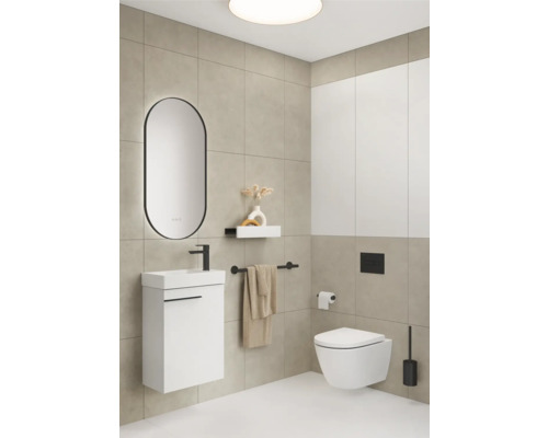 Salle de bain moderne avec meuble sous-lavabo, miroir, toilettes et porte-serviettes