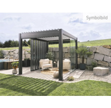 Gartenlounge mit Pergola, Sesseln und Glasschiebewand