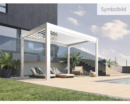 Weiße Terrassenüberdachung mit Liegestühlen und Pool im Garten.