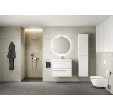 Salle de bain moderne avec douche, lavabo, miroir, armoire haute et toilettes.
