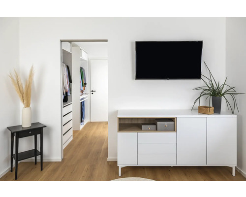 Helles Zimmer mit Kommode, Fernseher und offenem Kleiderschrank