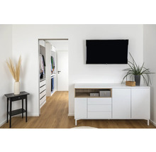 Salon avec commode, télévision et dressing