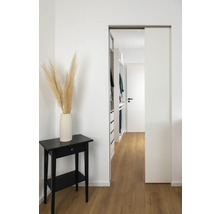 Couloir avec porte coulissante, table d'appoint noire avec décoration et dressing