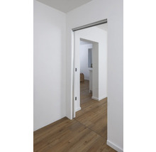 Pièce lumineuse avec plancher en bois et porte coulissante