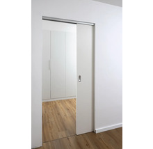 Porte coulissante partiellement ouverte avec poignée et armoire derrière