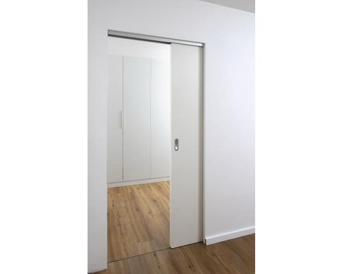 Porte coulissante partiellement ouverte avec poignée et armoire derrière