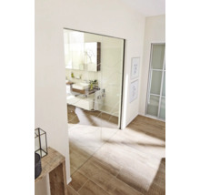 Salle de bain avec porte coulissante en verre et carrelage imitation bois