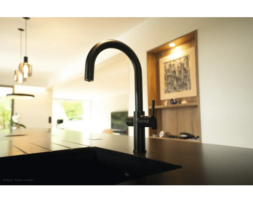 Robinet de cuisine noir sur un évier dans une cuisine moderne.