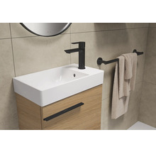 Meuble-lavabo de salle de bain avec robinet, serviette et porte-serviettes