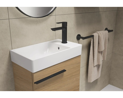 Meuble-lavabo de salle de bain avec robinet, serviette et porte-serviettes