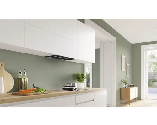 Helle Küche mit Dunstabzugshaube unter weißen Hängeschränken