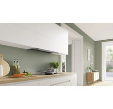 Helle Küche mit Kochfeld, Dunstabzugshaube und Arbeitsfläche mit Lebensmitteln