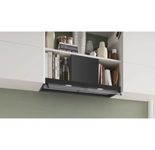 Dunstabzugshaube unter einem Küchenschrank mit Kochbüchern und Vorratsbehältern