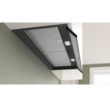 Dunstabzugshaube mit Metallfettfilter und integrierter Beleuchtung in einer Küche.