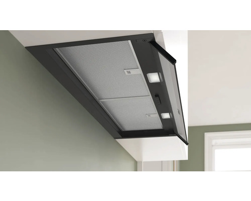 Dunstabzugshaube mit Metallfettfilter und integrierter Beleuchtung in einer Küche.