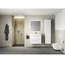 Salle de bain lumineuse avec douche, meuble sous-vasque, miroir, armoire haute et WC suspendu