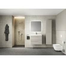 Salle de bain moderne avec douche, lavabo, miroir, toilettes et serviette