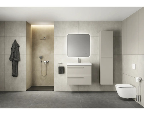Salle de bain moderne avec douche, lavabo, miroir, toilettes et serviette