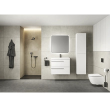 Salle de bain moderne avec douche, lavabo, miroir, toilettes et peignoir