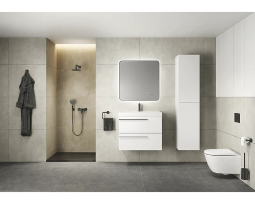 Salle de bain moderne avec douche, lavabo, miroir, toilettes et peignoir