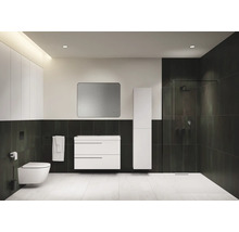 Salle de bains moderne avec toilettes, lavabo, miroir et douche