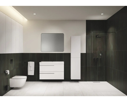 Salle de bains moderne avec toilettes, lavabo, miroir et douche
