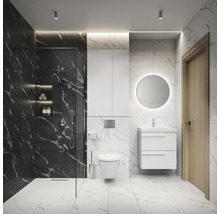 Salle de bain lumineuse avec douche, lavabo, miroir et toilettes.