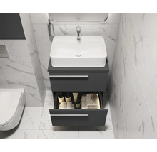 Salle de bains moderne avec meuble sous-lavabo, vasque à poser et tiroir ouvert